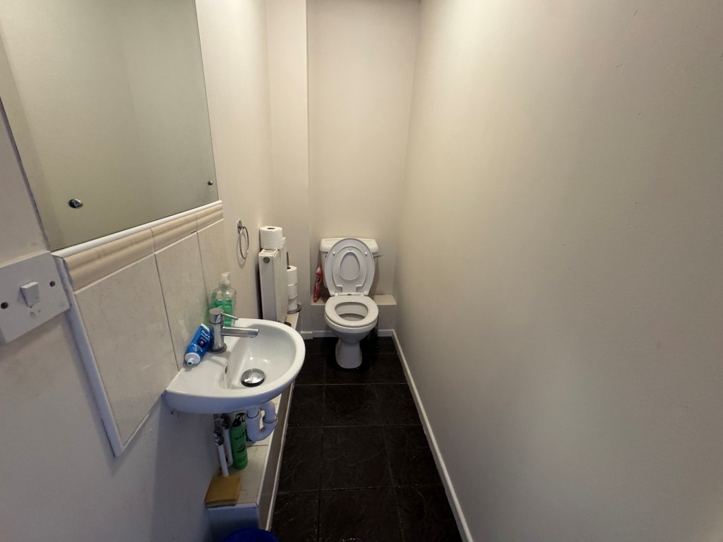 Lot: 208 - FREEHOLD THREE-BEDROOM SEMI-DETACHED HOUSE - A RESIDENTIAL INVESTMENT - Cloakroom/W.C.